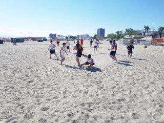 Micuții rugbiști de la CSO Ovidiu se antrenează pe plajă în Mamaia