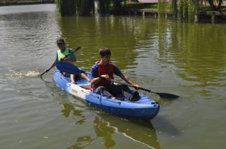 Copiii din Ovidiu își petrec vara practicând sporturi nautice pe Lacul Siutghiol