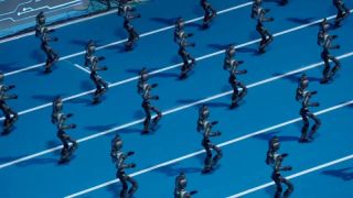 O armată de roboți umanoizi a pătruns pe un stadion din China!